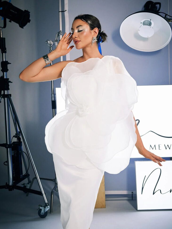 Robe mi-longue en satin à fleurs asymétriques Gannon – Image 4