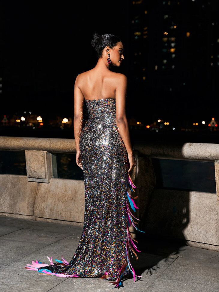 Robe bustier à sequins fendus en plumes Ernest – Image 4