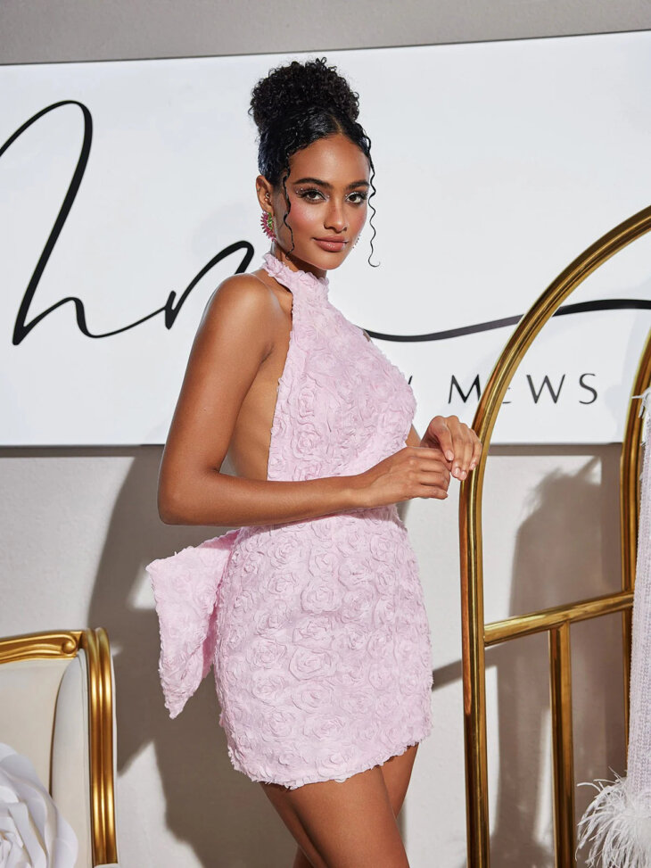 Vedette - Robe courte dos nu avec nœud fleuri – Image 5