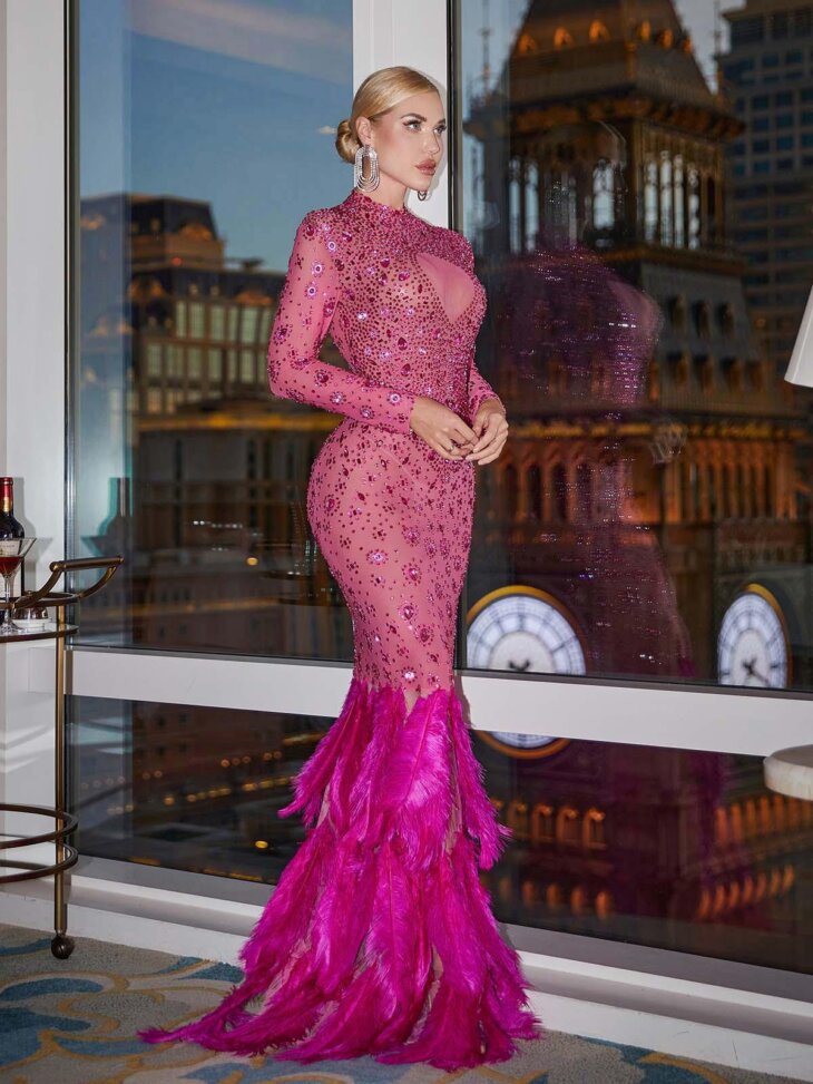 Akira - Robe longue à manches longues avec plumes et strass – Image 3