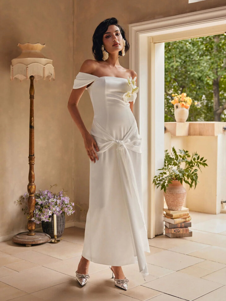 Robe longue drapée à fleurs et épaules dénudées Rekha – Image 4