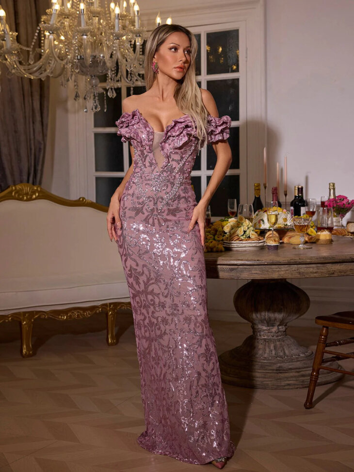 Kaprisha - Robe longue à volants et sequins avec épaules dénudées – Image 3
