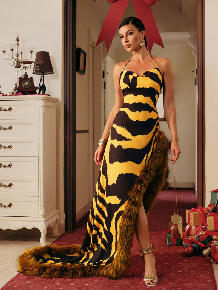 Robe longue imprimée en fausse fourrure à col licou Elborno – Image 6