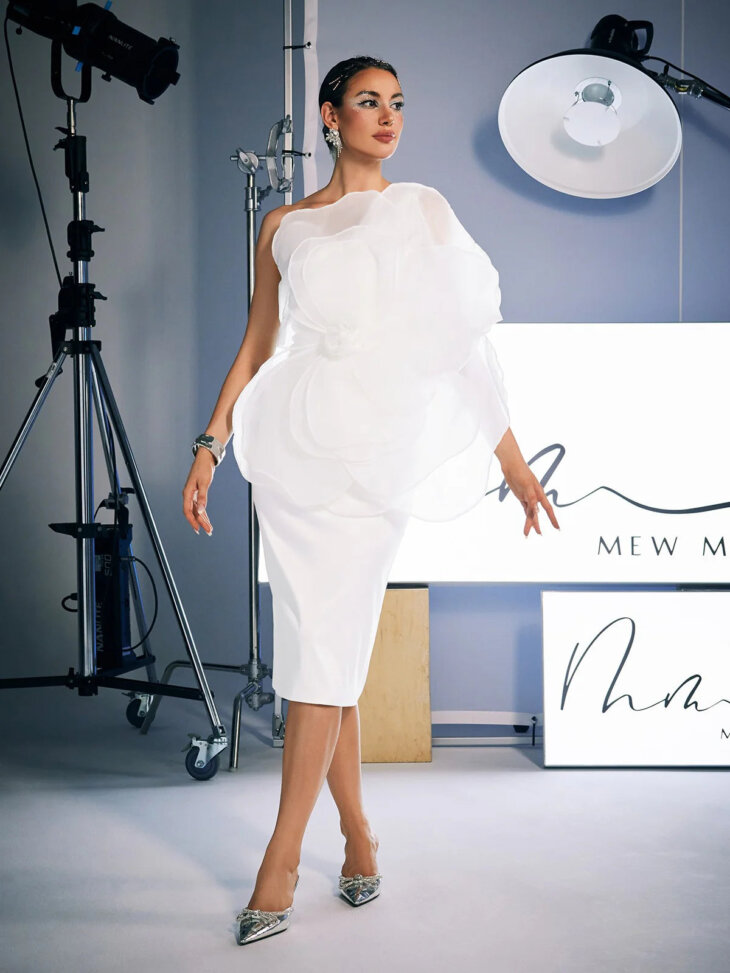 Robe mi-longue en satin à fleurs asymétriques Gannon – Image 3