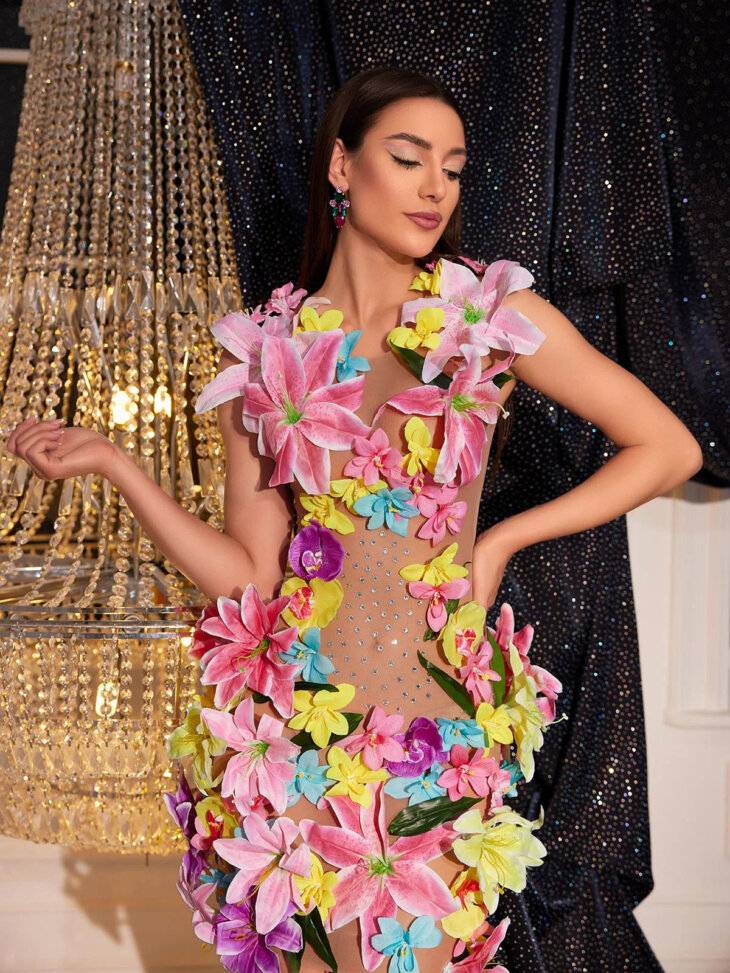 Jamshid - Robe sans manches en maille avec strass et fleurs – Image 3