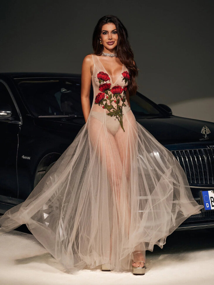 Robe en maille brodée de fleurs à col en V Kateri – Image 3