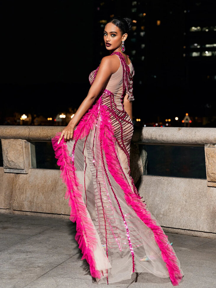 Lyda - Robe drapée en maille à sequins et découpes - Rose vif – Image 4