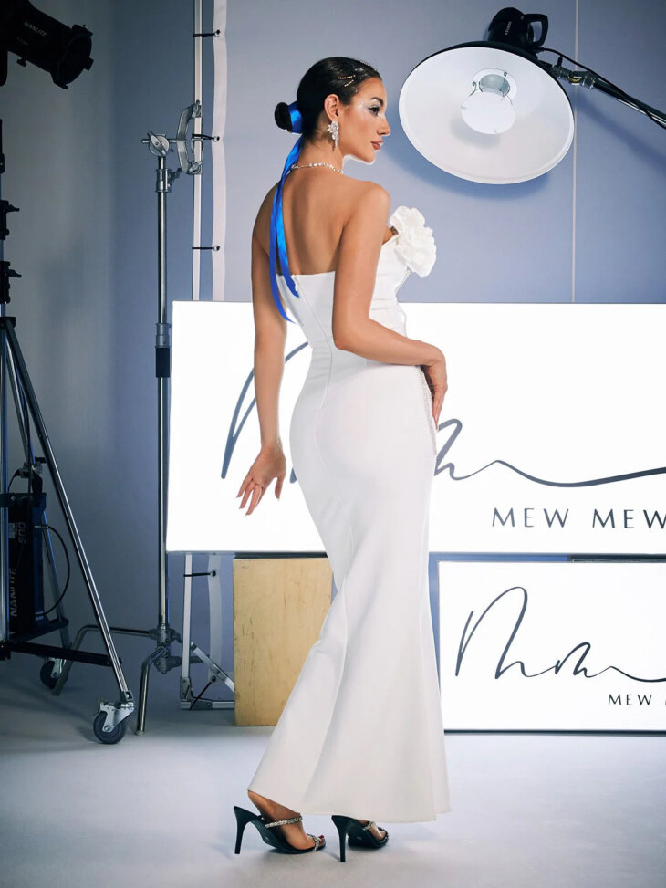 Robe bandage sans bretelles à fleurs en cristal Musa en blanc – Image 5