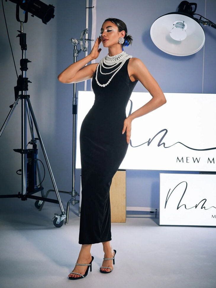 Robe longue à col montant ornée de perles Dustin – Image 5