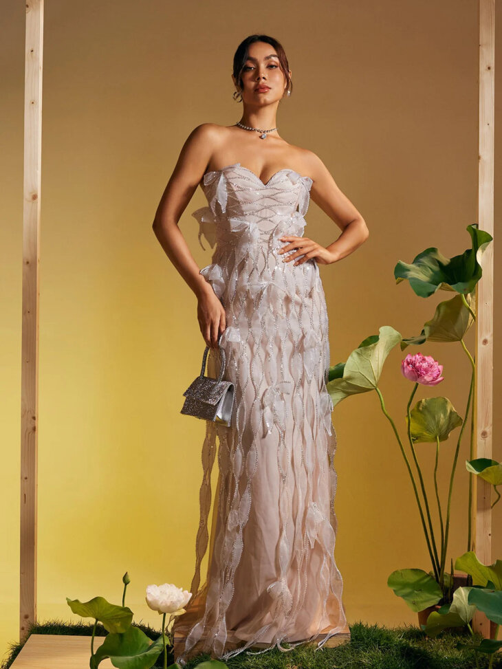 Robe longue sans bretelles à franges et nœud à sequins Omri – Image 6