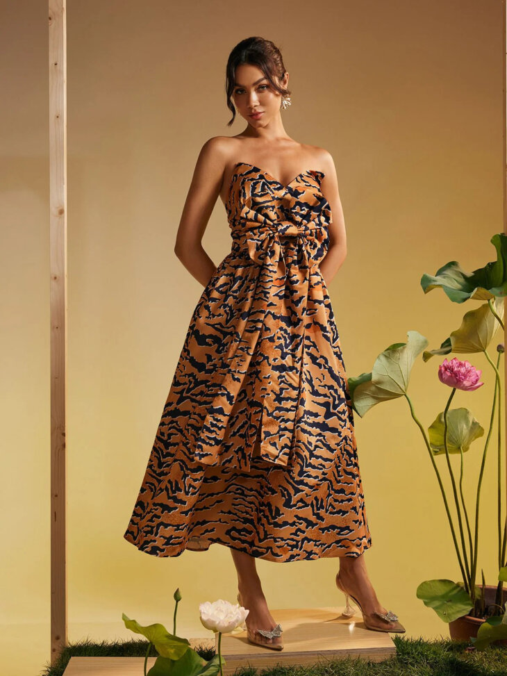 Robe mi-longue sans bretelles avec nœud imprimé tigre Marley – Image 2