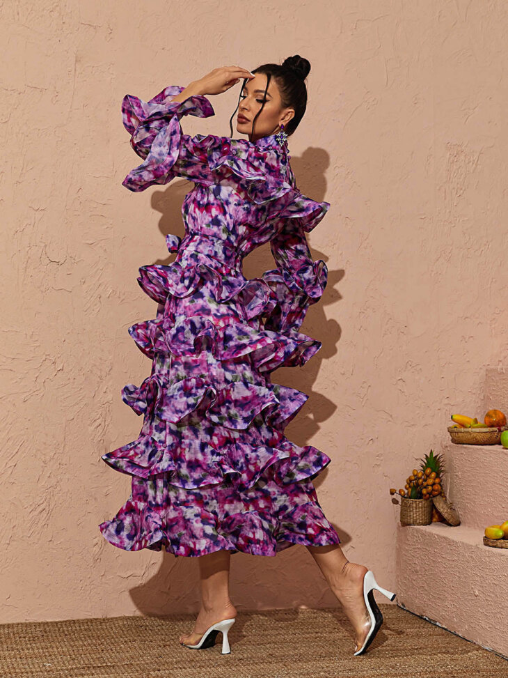 Robe mi-longue imprimée à volants Elena en violet – Image 2
