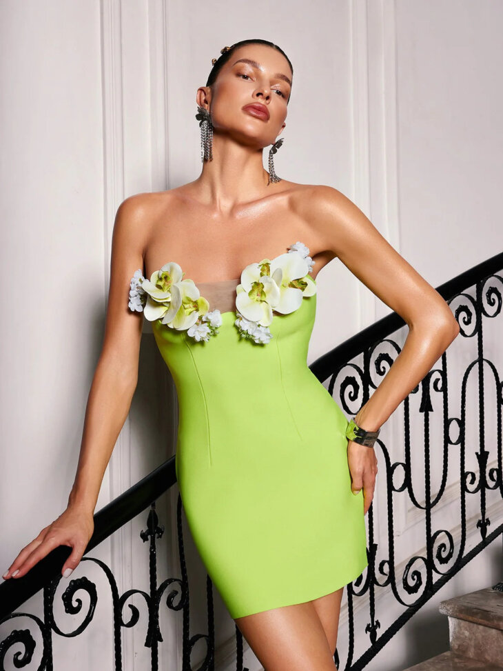 Mini-robe bandage fleurie sans bretelles Rajiv – Image 3
