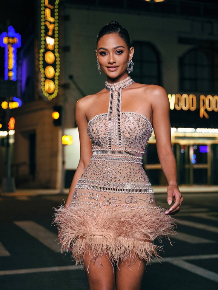 Mini-robe dos nu avec plumes et strass Tamisha