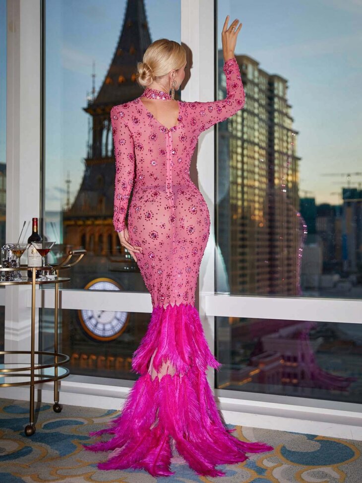 Akira - Robe longue à manches longues avec plumes et strass – Image 2