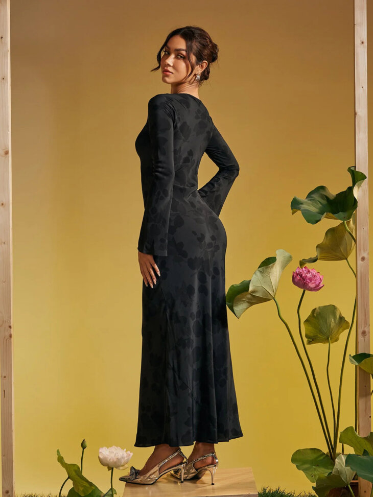 Robe longue Cecily à manches longues et imprimé roses en noir – Image 2