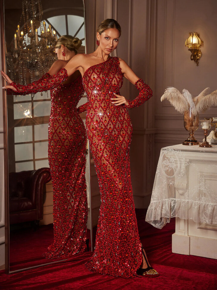 Liora - Robe longue asymétrique à sequins et cristaux avec gants - Rouge – Image 3