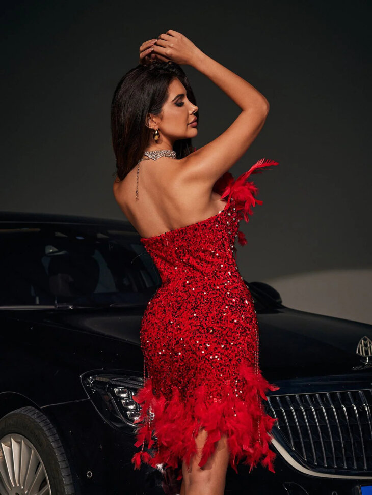 Akilah - Mini-robe à sequins et finitions en plumes – Image 2