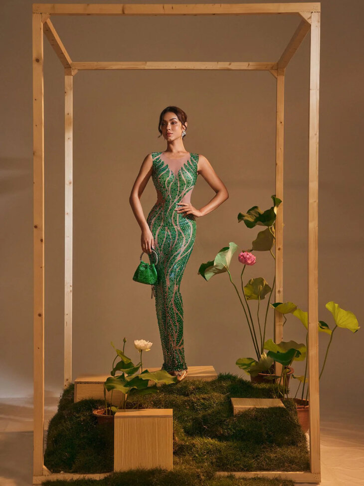 Robe longue Anabia à col rond et imprimé strass – Image 4