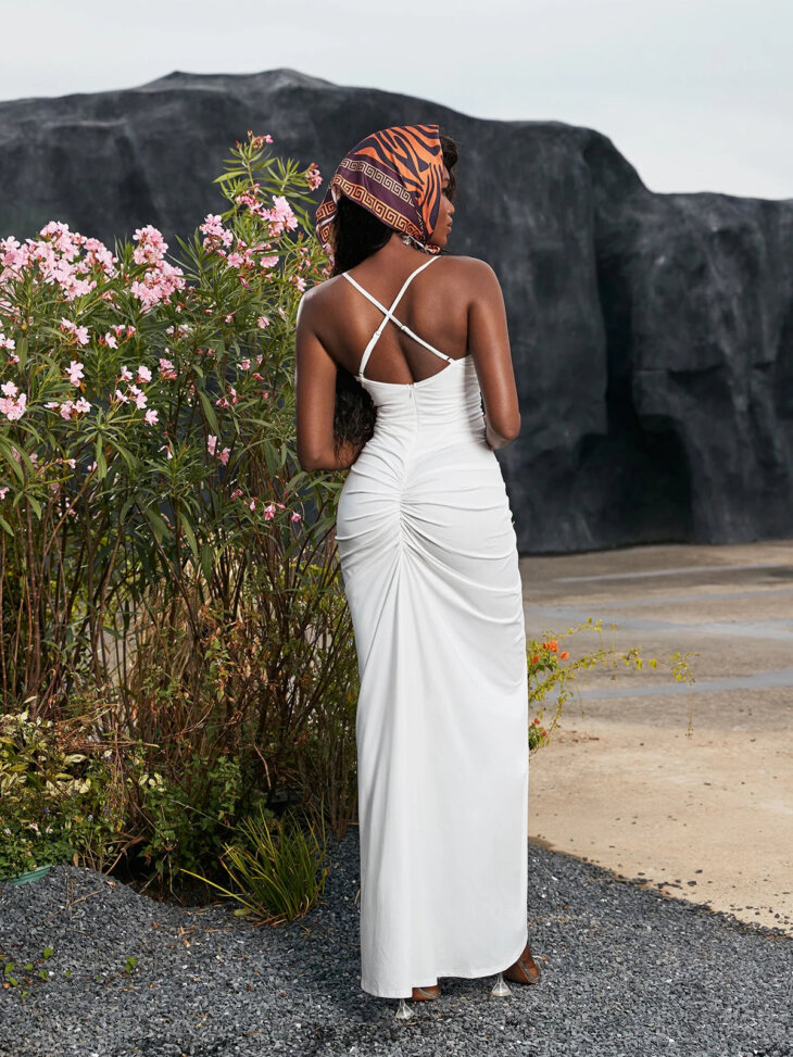 Robe froncée à col en V Maurice Flower en blanc – Image 5