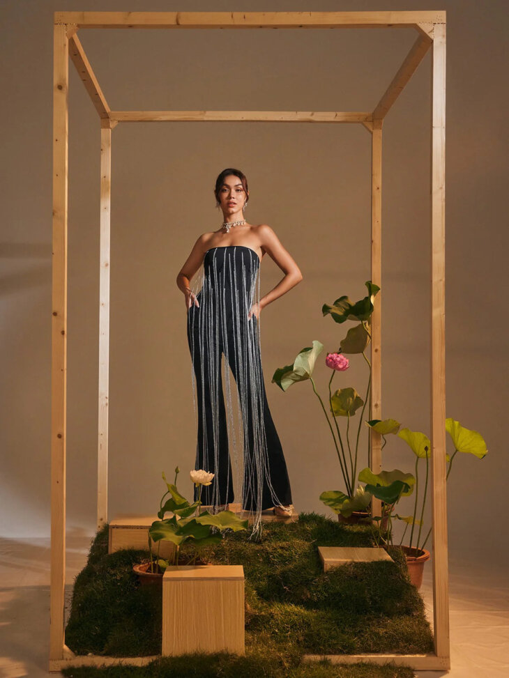 Kaveri - Combinaison bustier à franges et chaîne en cristal – Image 5