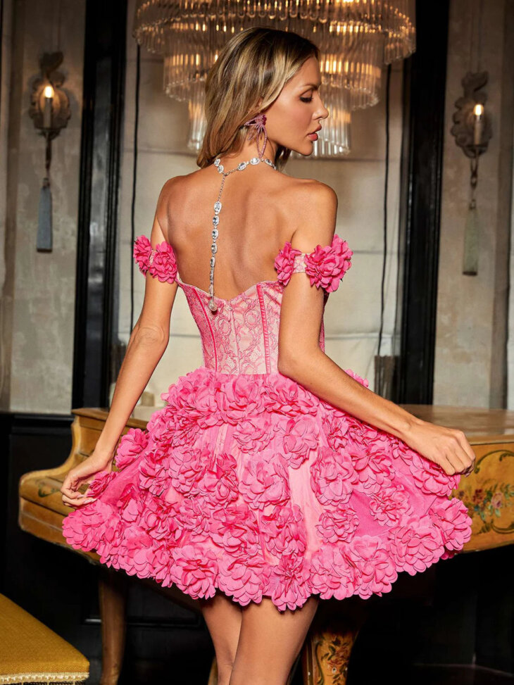 Saathvik - Mini-robe fleurie à épaules dénudées – Image 2