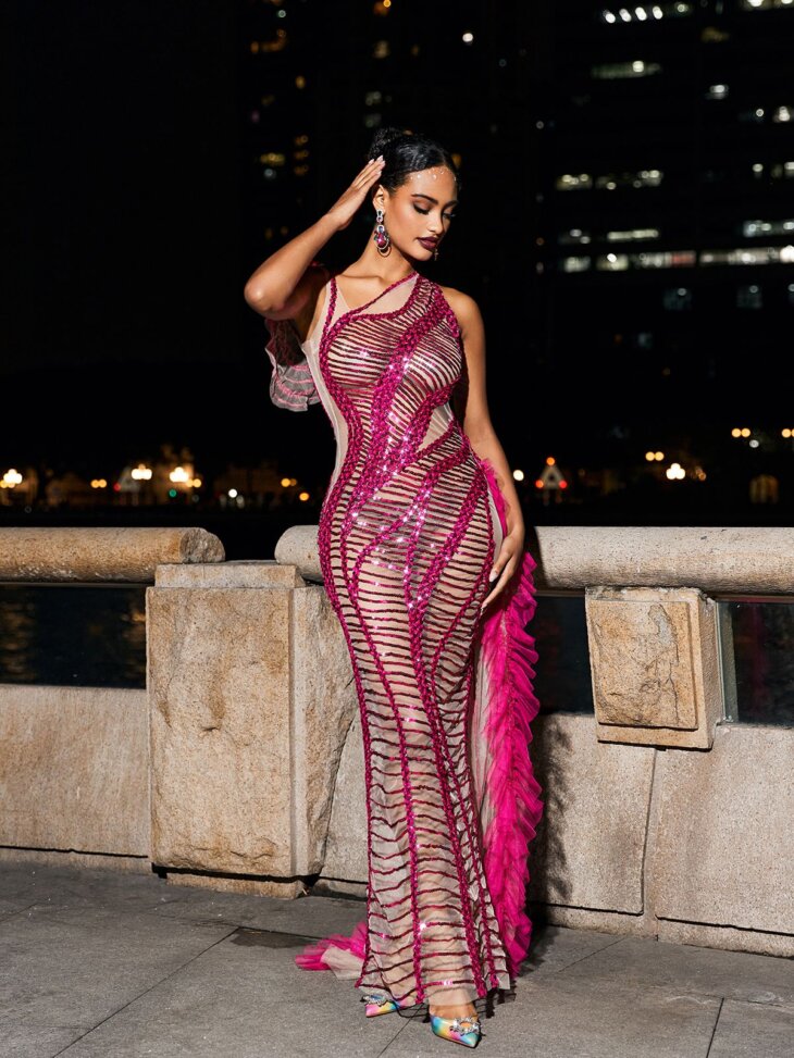 Lyda - Robe drapée en maille à sequins et découpes - Rose vif – Image 2