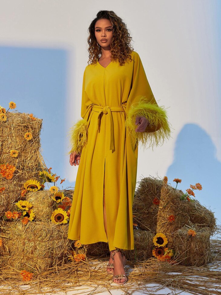 Ceridwen - Robe longue fendue à col en V et bordée de plumes – Image 4