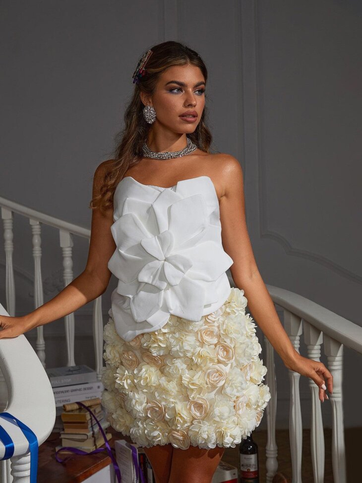 Haut fleuri sans bretelles Bayard en blanc – Image 3