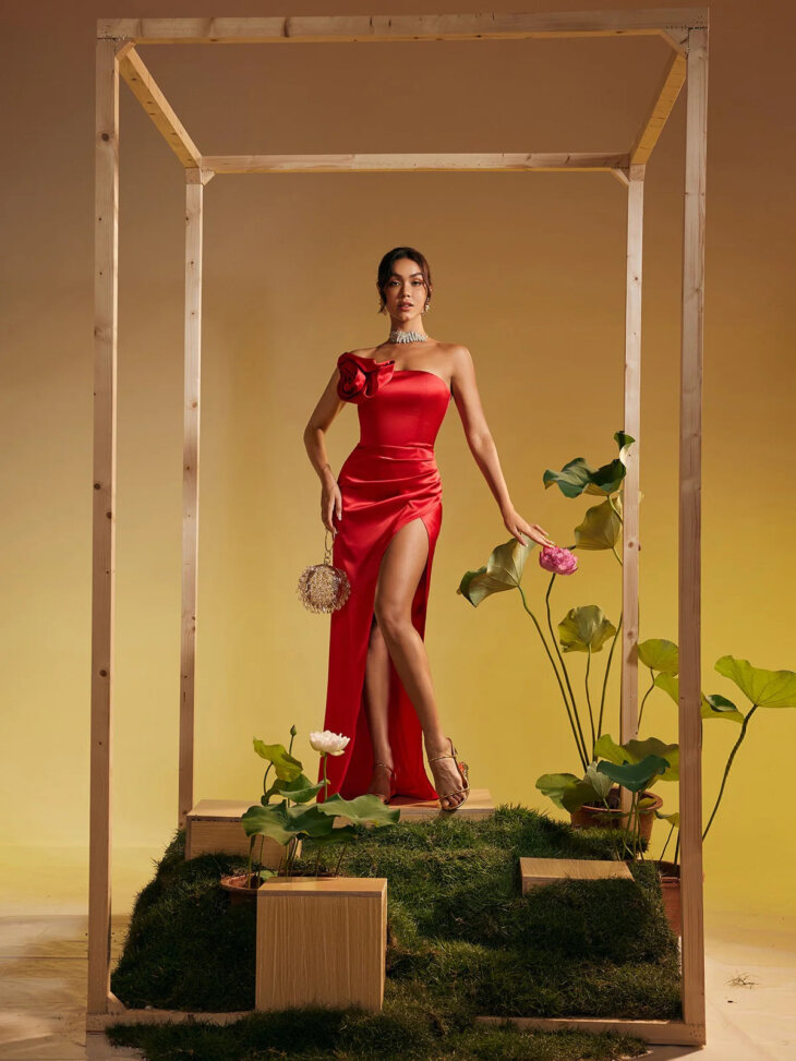 Robe longue sans bretelles en satin à fleurs Taika – Image 5