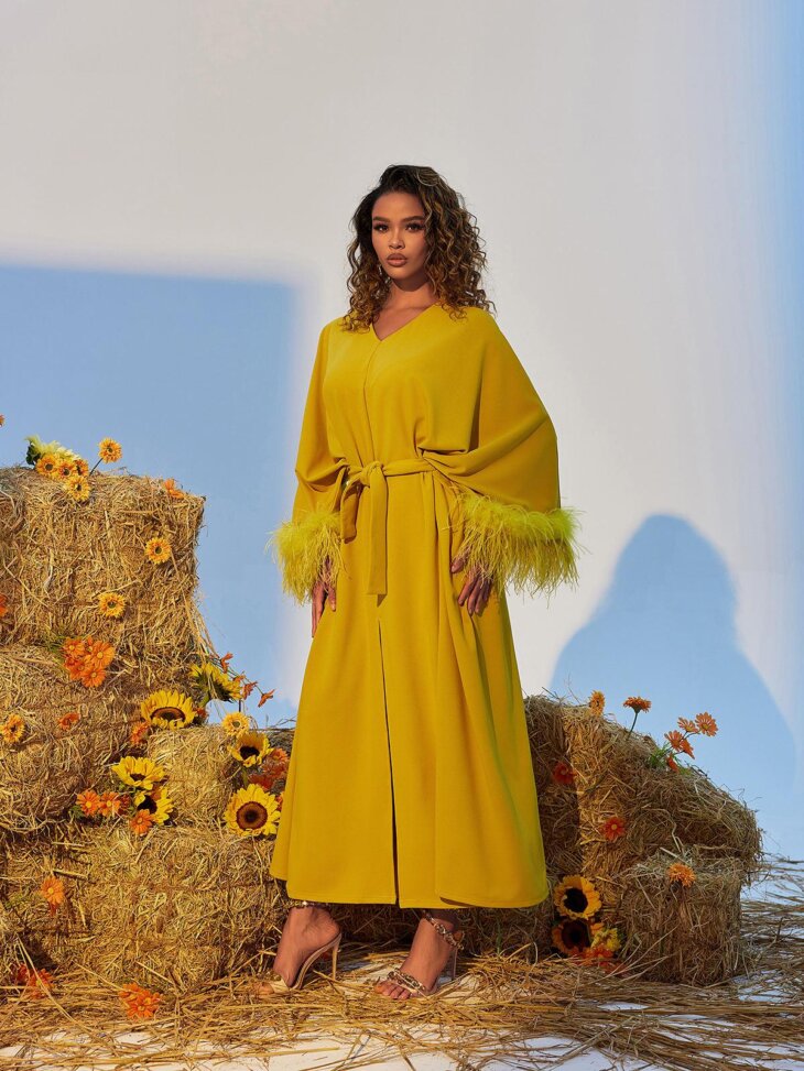 Ceridwen - Robe longue fendue à col en V et bordée de plumes – Image 5