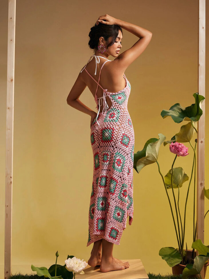 Robe mi-longue en maille creuse à dos ouvert Eliora – Image 2