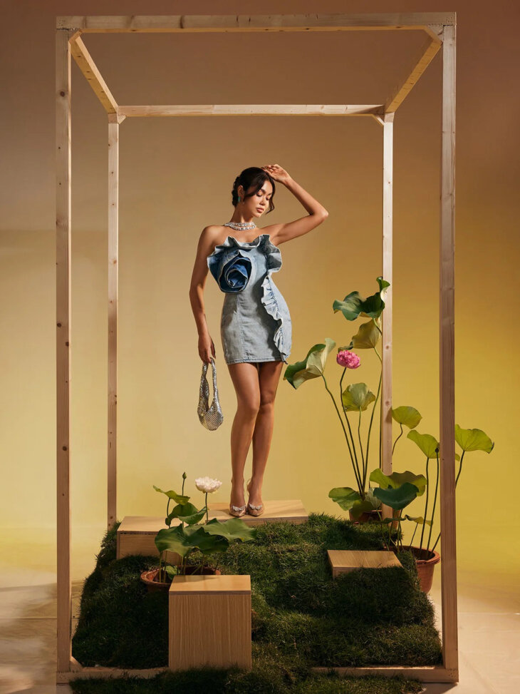 Mini-robe bustier en jean à fleurs Allegra – Image 6