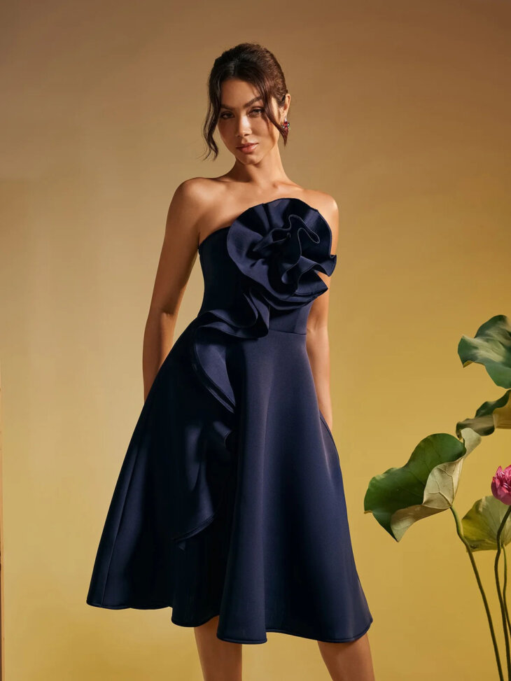 Robe midi froncée fleurie sans bretelles Polly – Image 4