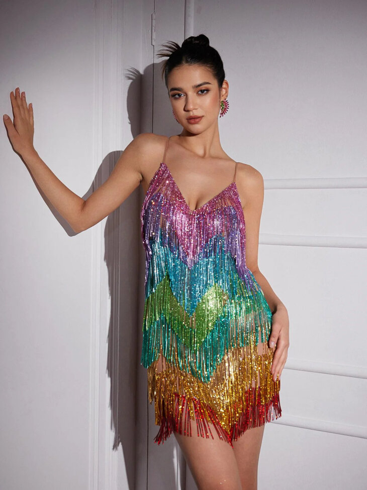 Mini-robe Indy à franges en cristal arc-en-ciel et col en V – Image 5