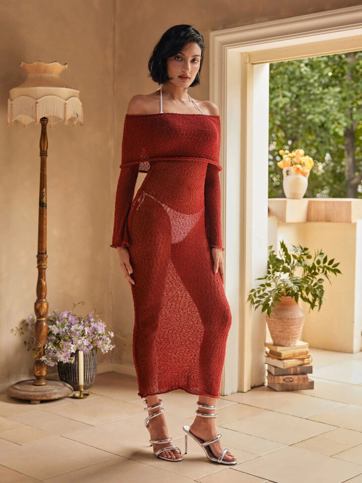 Robe longue en maille Juliea à épaules dénudées en rouge – Image 5
