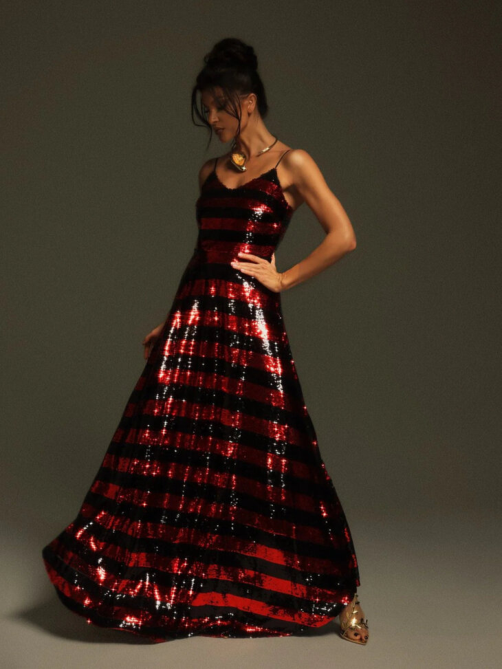 Robe longue à sequins et rayures spaghetti Rupali