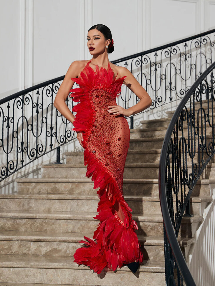 Robe longue en plumes et tulle ornée Circe en rouge