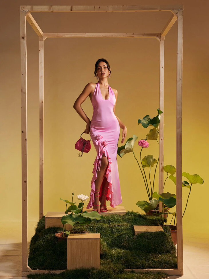 Alara - Robe longue dos nu à volants fleuris - Rose – Image 4