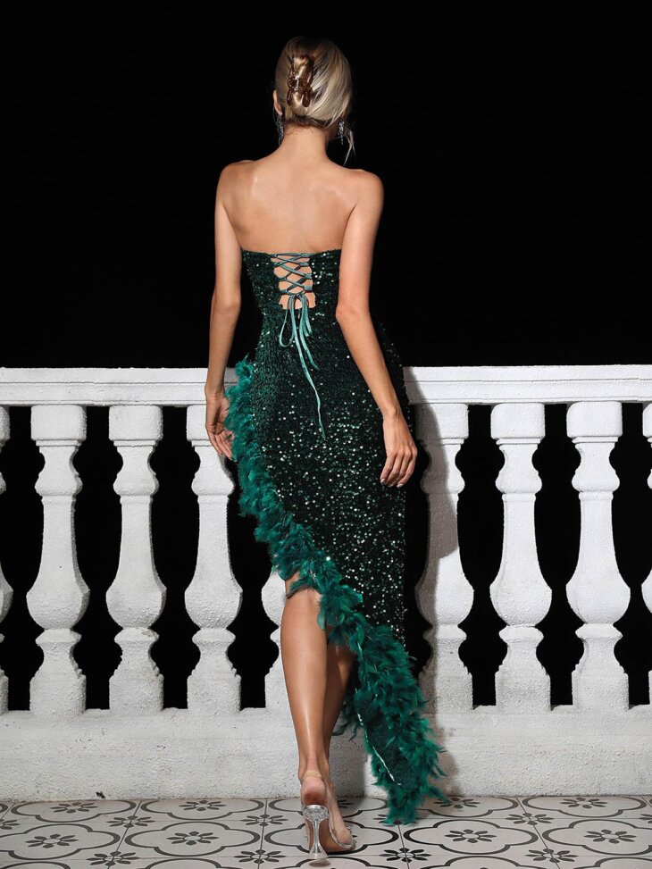 Lois - Robe longue sans bretelles bordée de plumes et sequins - Émeraude – Image 7