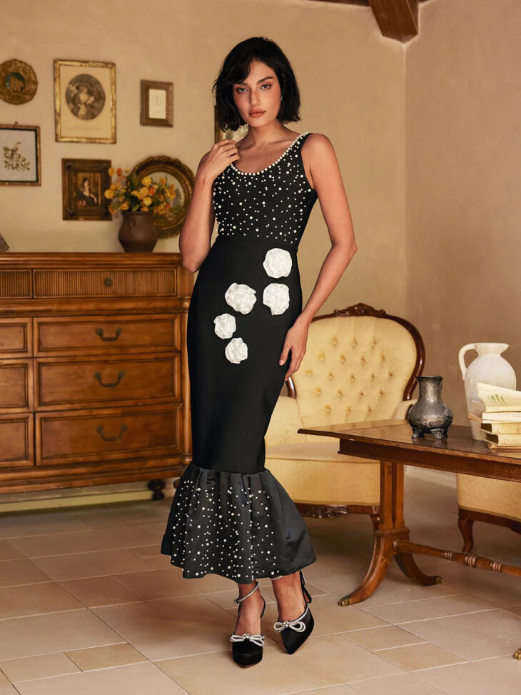 Robe mi-longue à fleurs et perles Reddy à décolleté plongeant – Image 4