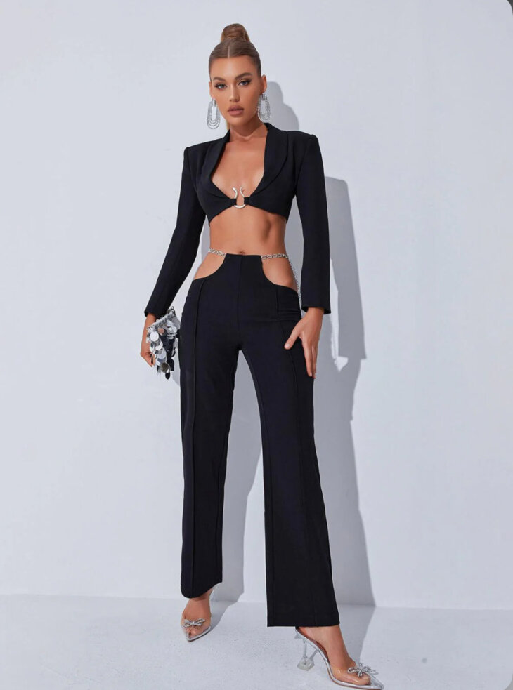 Gwyneth - Ensemble blazer à décolleté plongeant et découpe en chaîne - Noir – Image 4