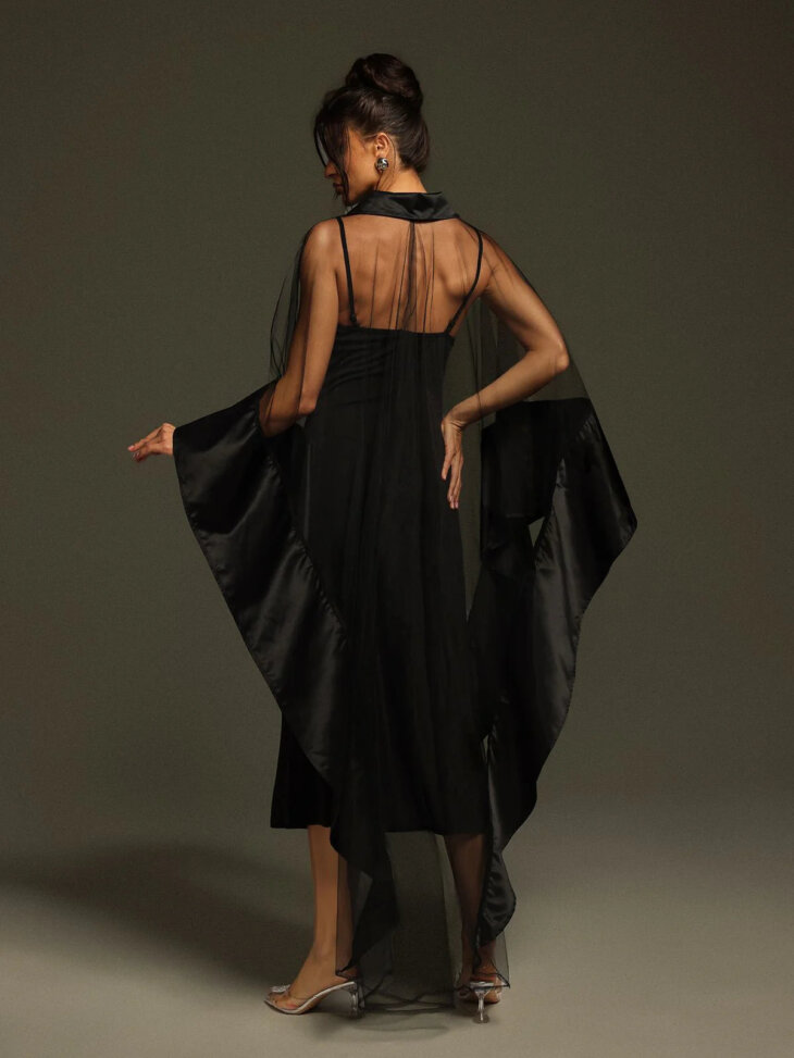 Robe longue cape Dellesa à col en V – Image 2
