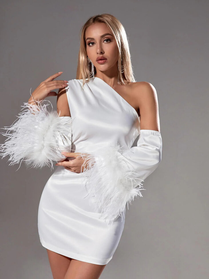 Klara - Mini-robe en satin bordée de plumes - Blanc – Image 2