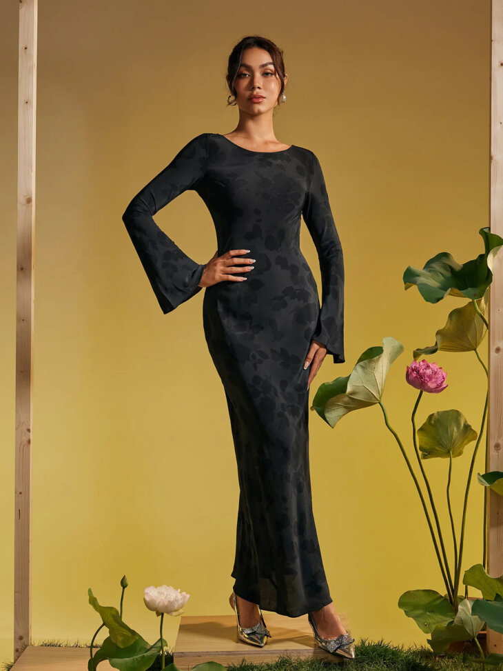 Robe longue Cecily à manches longues et imprimé roses en noir