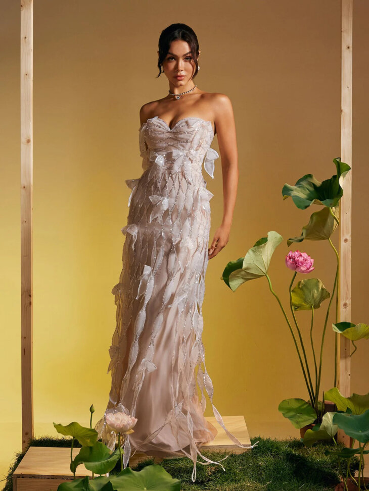 Robe longue sans bretelles à franges et nœud à sequins Omri – Image 5