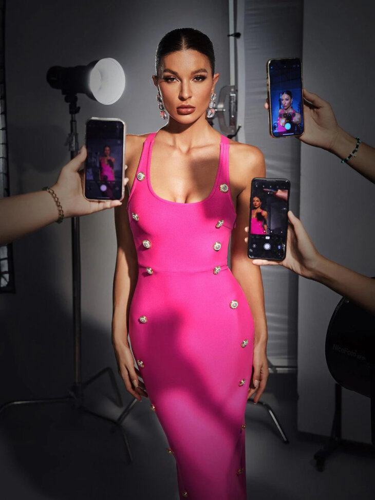 Robe bandage ornée de boutons Sadie en rose vif