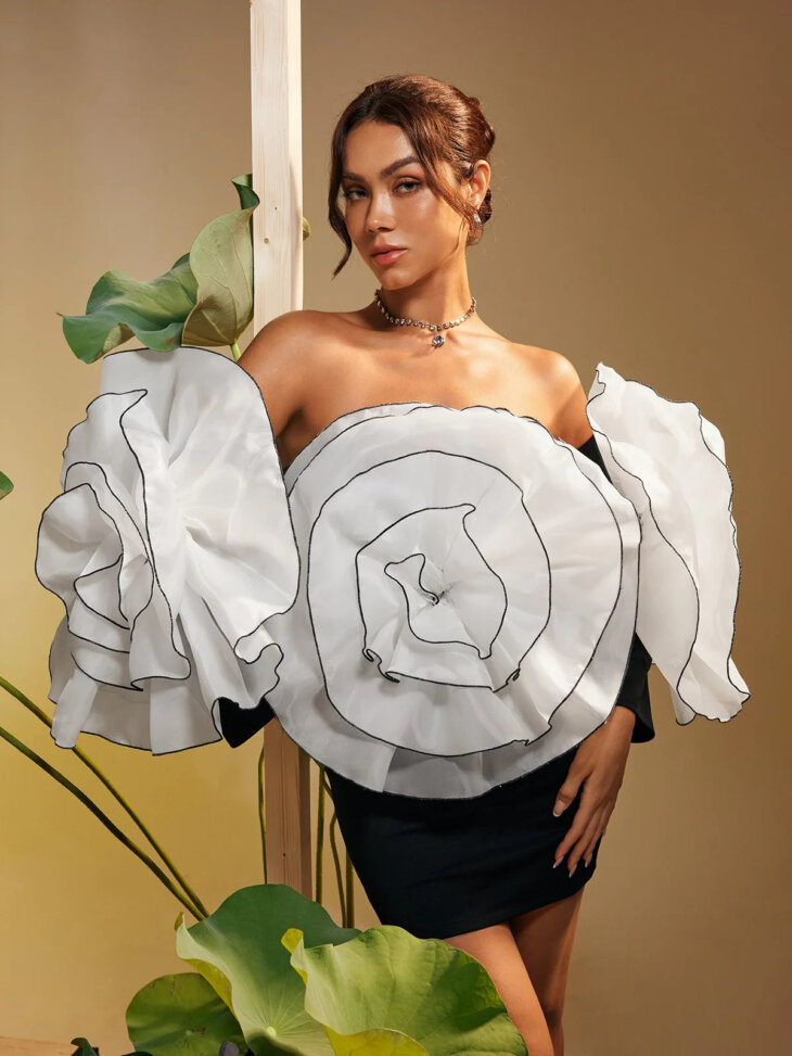 Selasi - Robe courte fleurie à épaules dénudées – Image 3