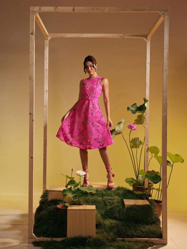 Robe mi-longue brodée de fleurs sans manches Enda – Image 6