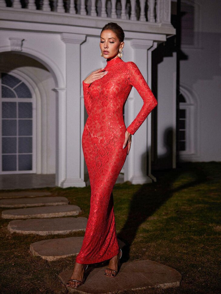 Robe longue en dentelle à manches longues Damien en rouge – Image 4